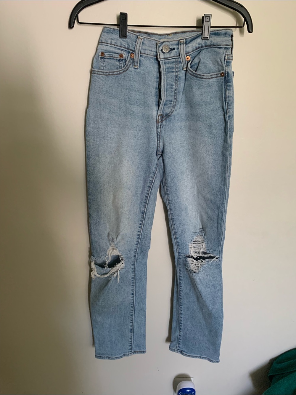 Levi Wedgie Straight Light Blue Distressed Straight Leg Jeans for Women. Size 25